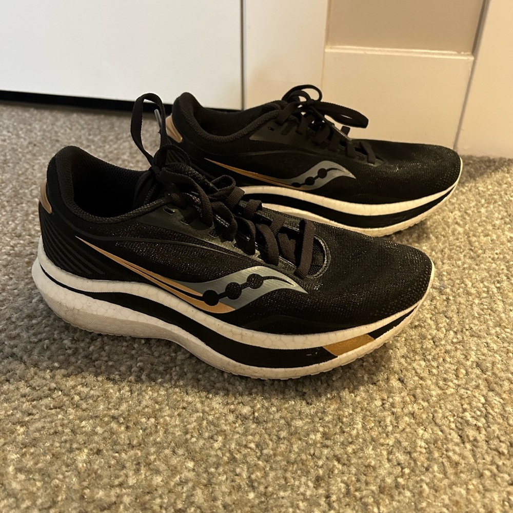 2022 Women’s Saucony Endorphins Speed Runs Size 7